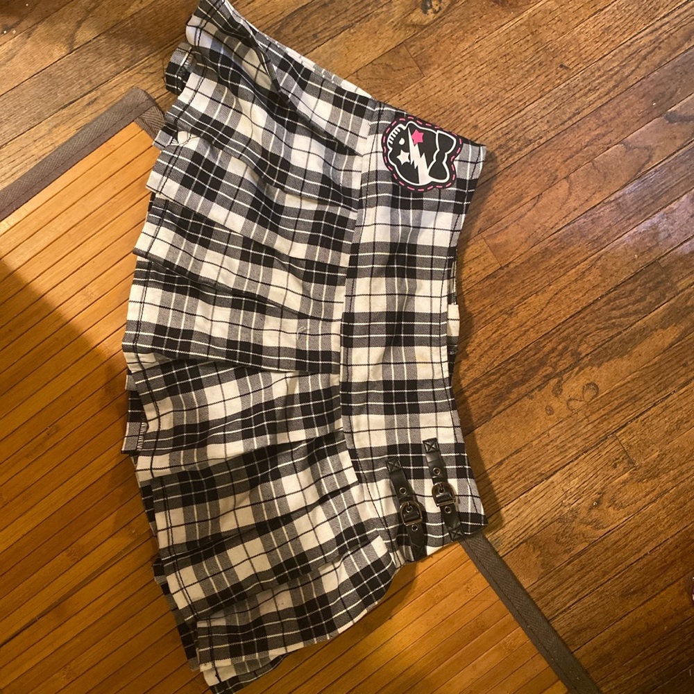 Punk rock black and white checkered plaid shirt w/ skull. Black buckles on side - Picture 6 of 6